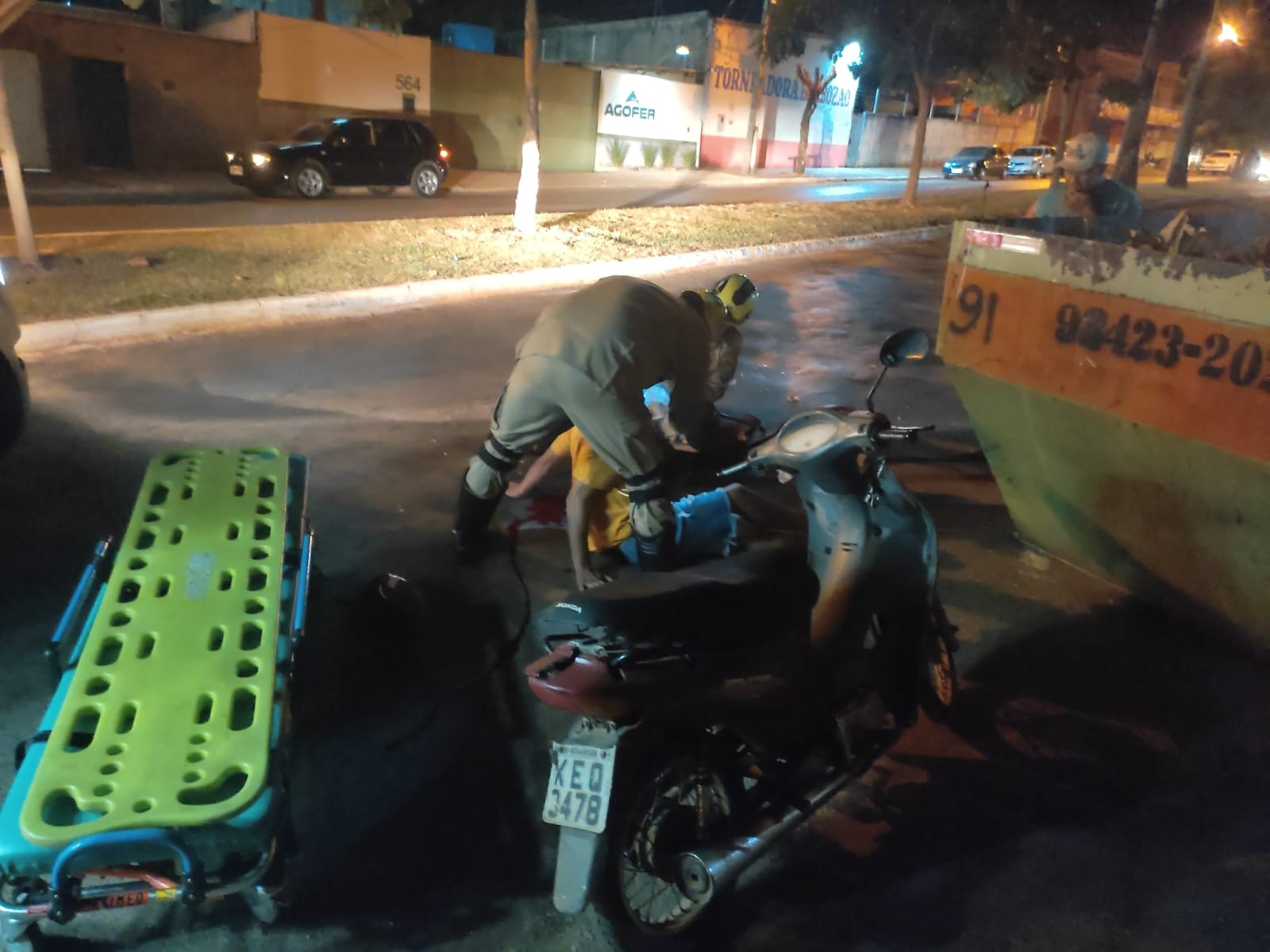 Motociclista fica gravemente ferido ao colidir em container no Dona Fiíca