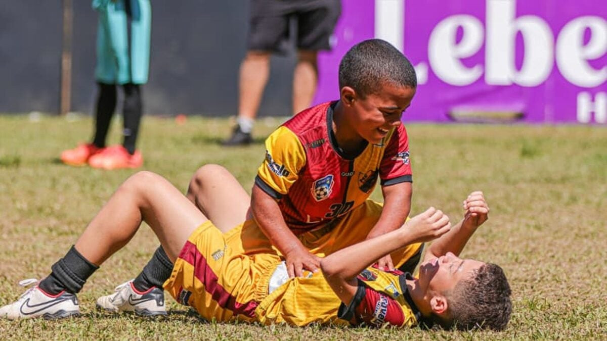 Projeto Crias da Bola levará escolinhas de futebol gratuitas para periferias de Goiás