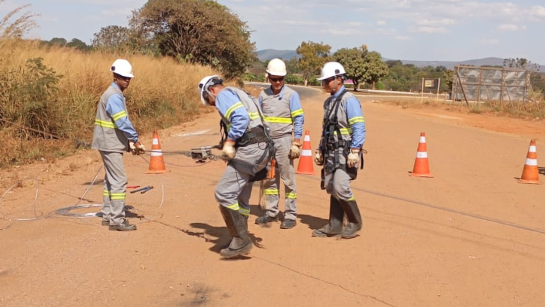 Energia é restabelecida em Vila Propício após caminhão arrebentar fios que abastecem a cidade