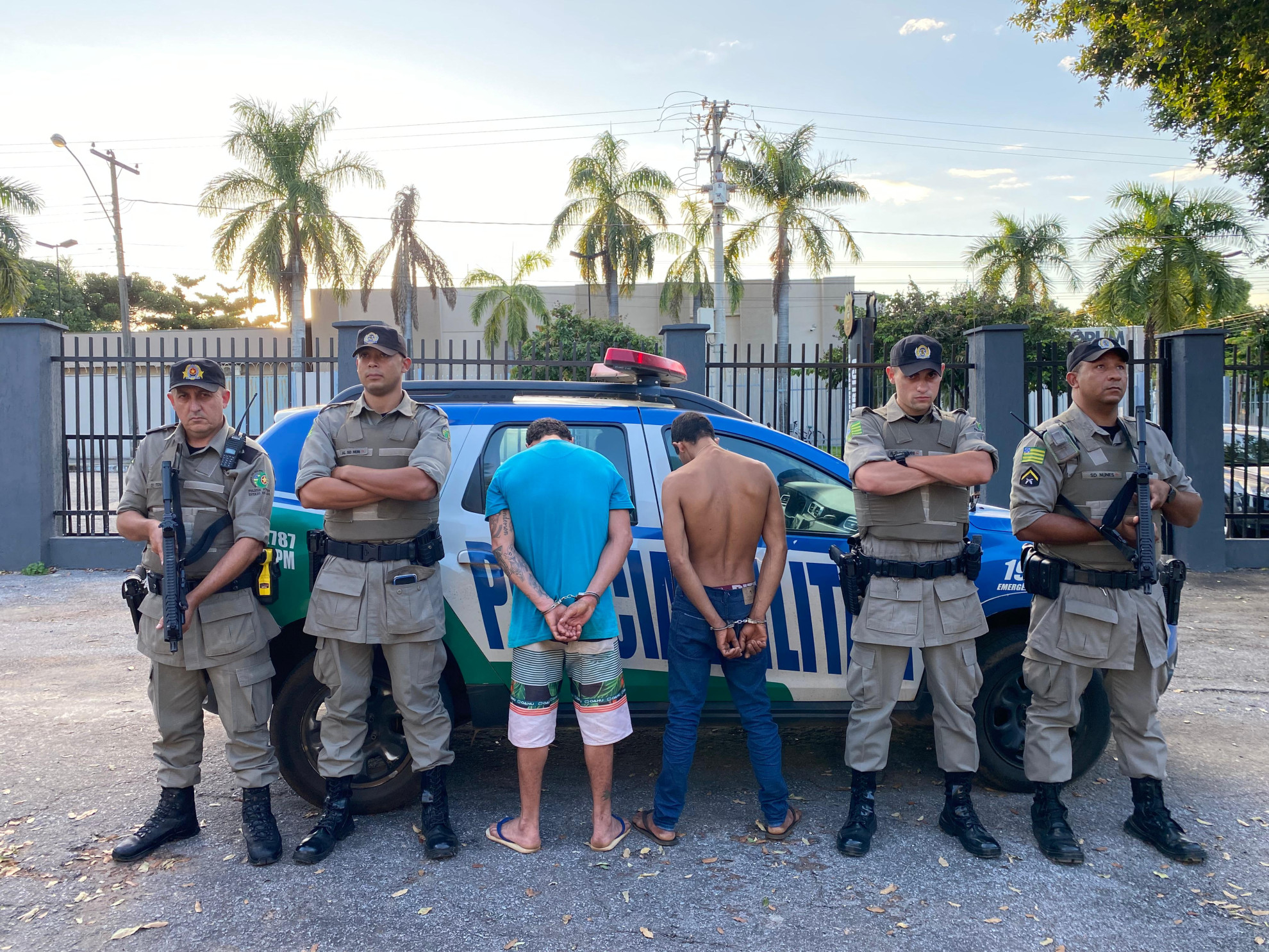 Polícia Militar prende dupla por furto de celular em comércio no bairro Nova Aurora
