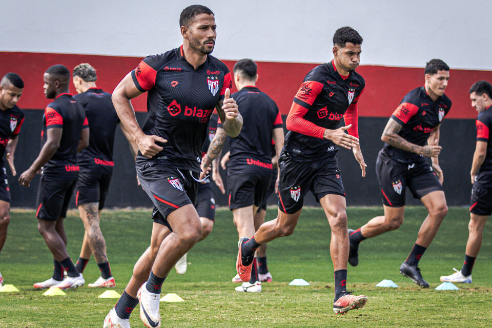 Umberto Louzer prepara mudanças no Atlético Goianiense para enfrentar o Corinthians