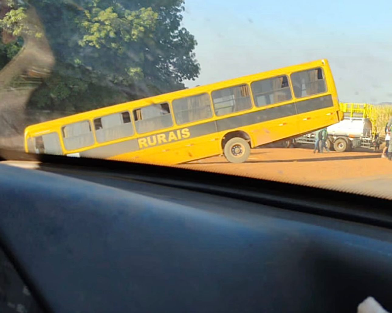 Carreta e ônibus colidem na rodovia que liga Goianésia à Vila Propício