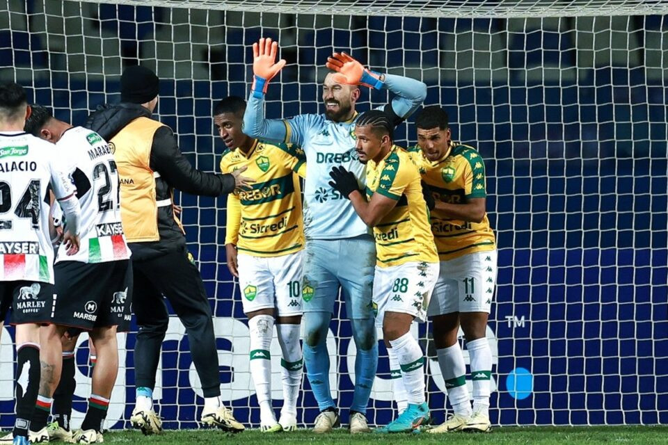 Já viram essa? Árbitro encerra partida em rebote de pênalti em jogo da Sul-Americana