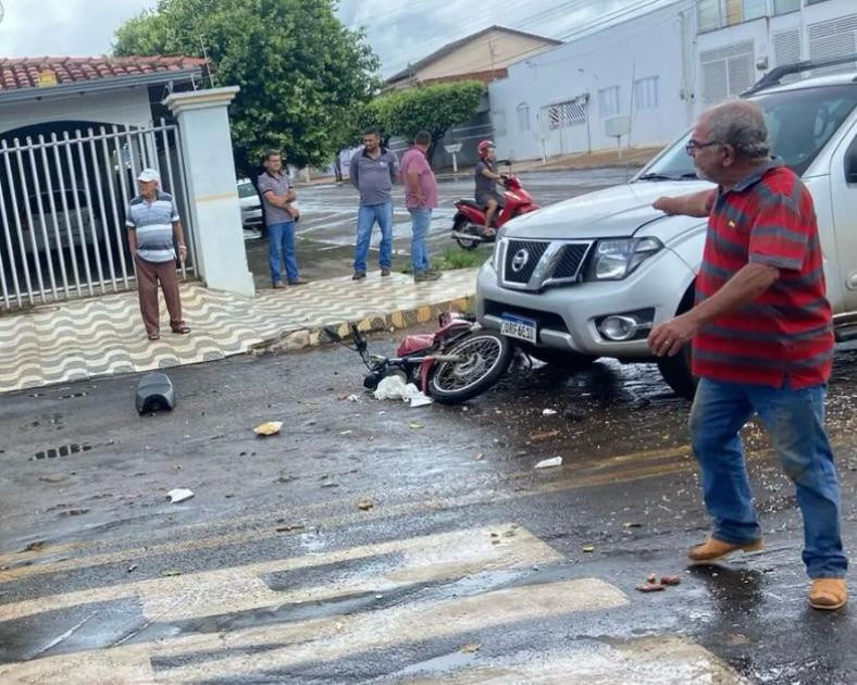 Motociclista é socorrido para Unidade de Pronto Atendimento após acidente de trânsito