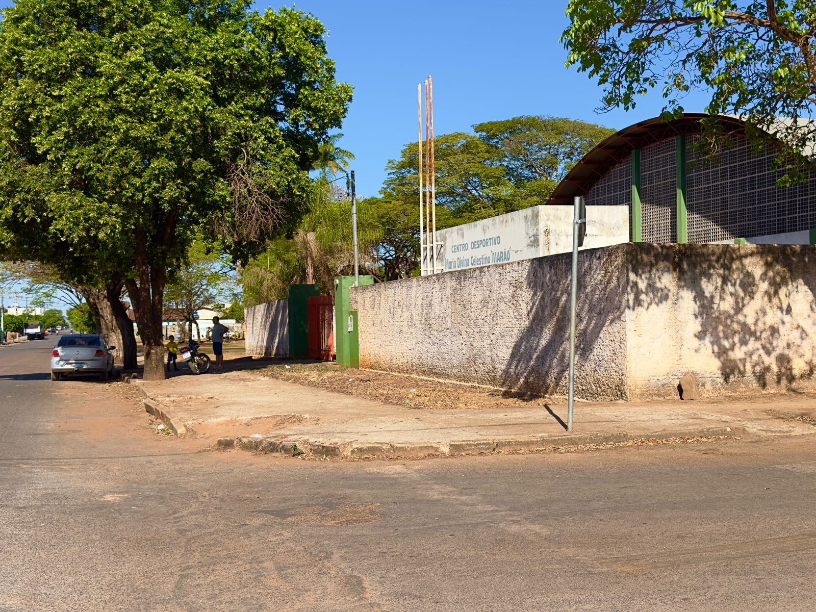 Vereador Edvaldo Ribeiro solicita reforma da calçada do Centro Desportivo de Goianésia