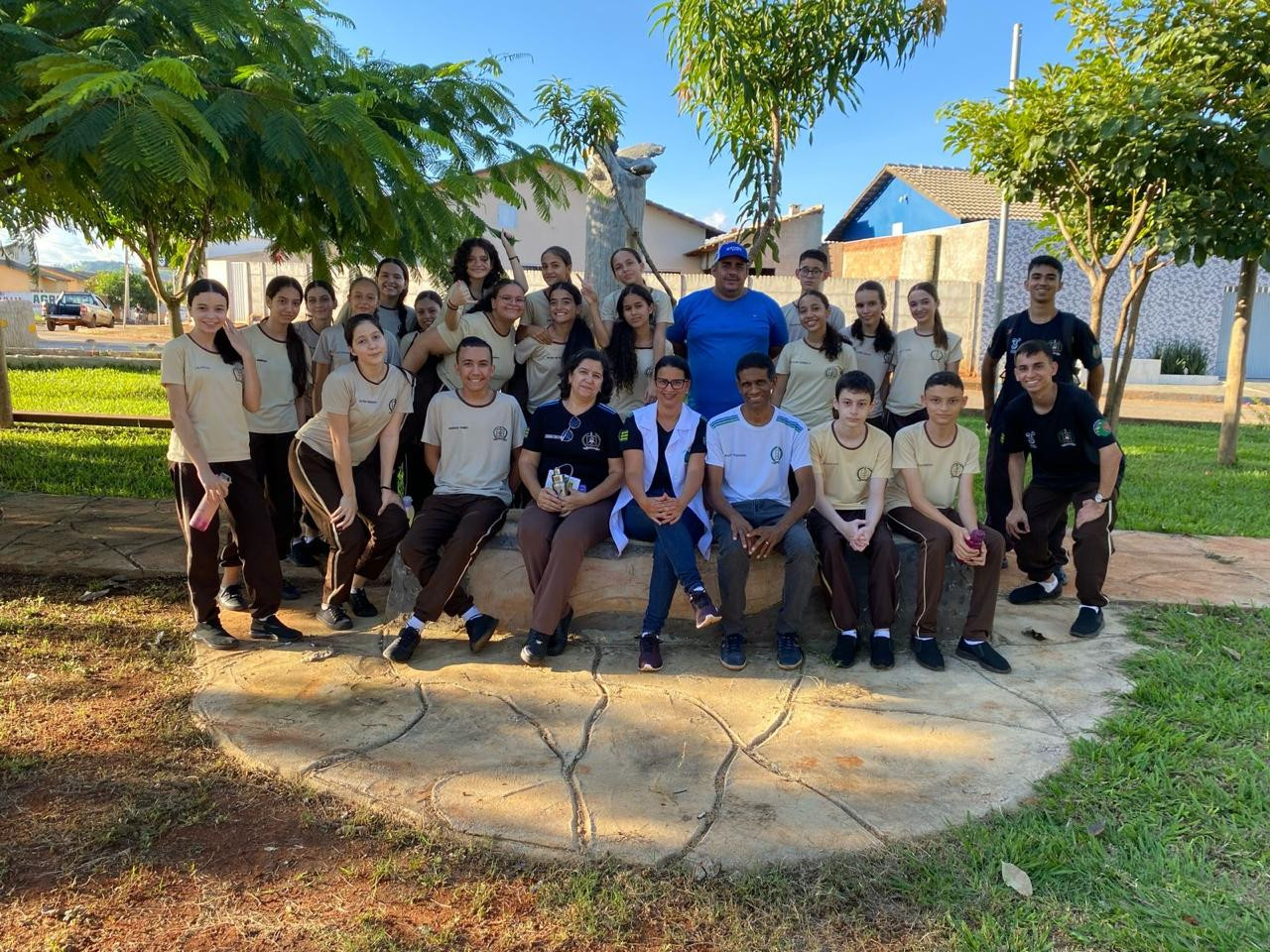 Estudantes do Colégio da Polícia Militar de Goianésia visitam Associação Unidos dos Ipês