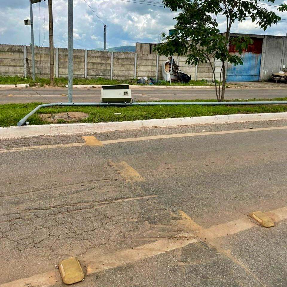 Poste de câmera de monitoramento da prefeitura de Goianésia está há dias sem conserto