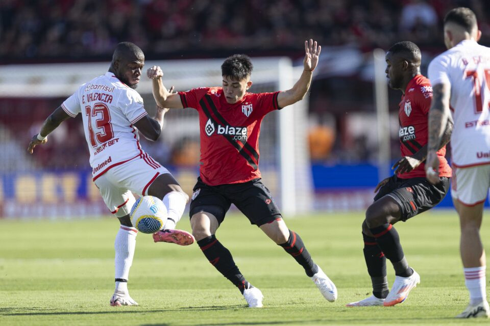 Atlético-GO conquista primeira vitória como mandante ao vencer o Internacional, mas segue na lanterna