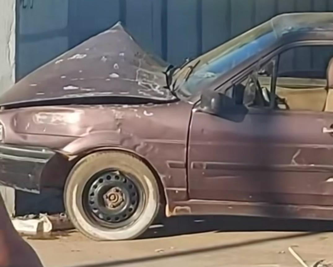 Motorista perde o controle de veículo, sobe na calçada e colide contra muro no Muniz Falcão