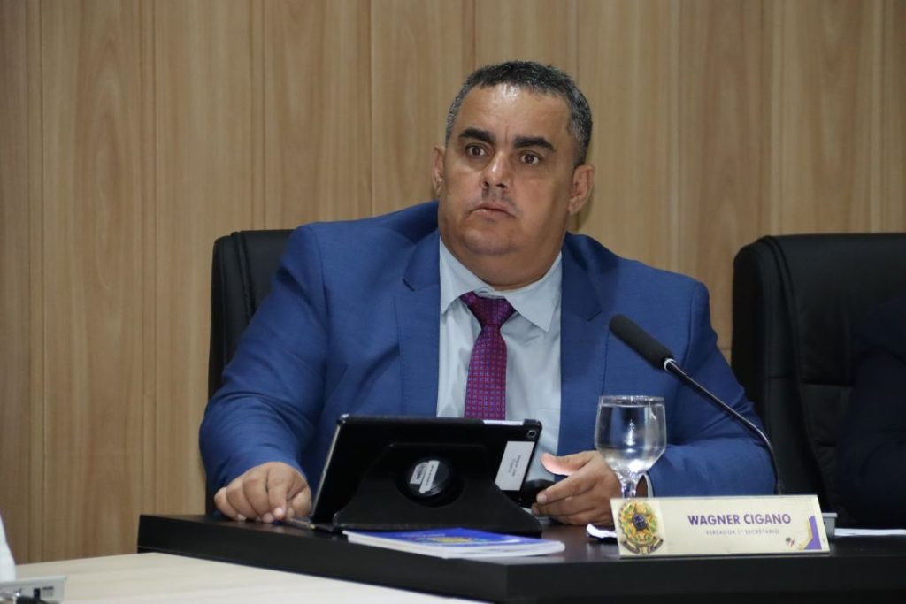 Wagner Cigano pede instalação de luminárias no Centro Desportivo de Goianésia