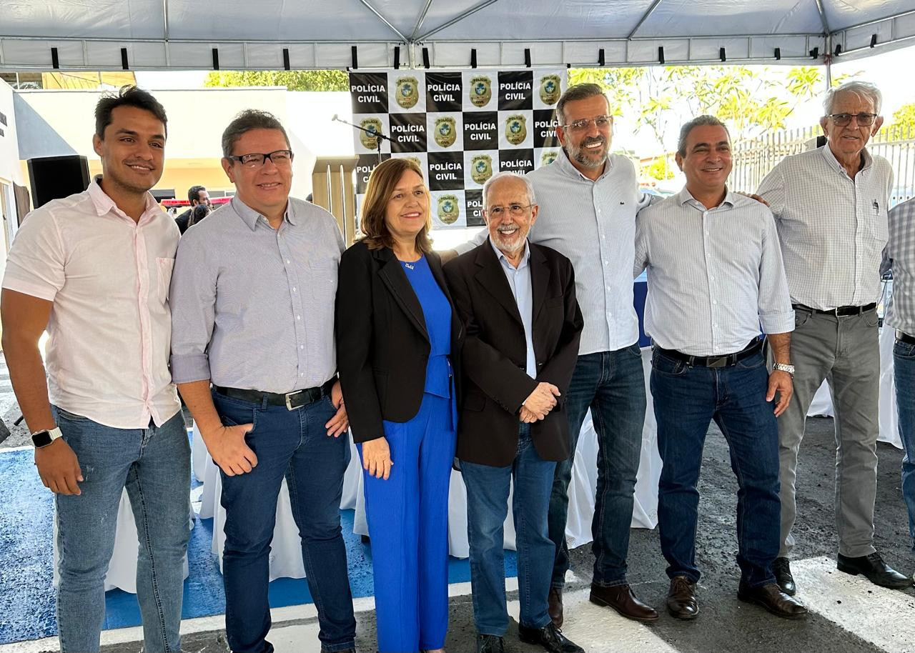 Acompanhado de Gilberto Naves, Renato de Castro participa de inauguração na delegacia de Goianésia nesta sexta-feira