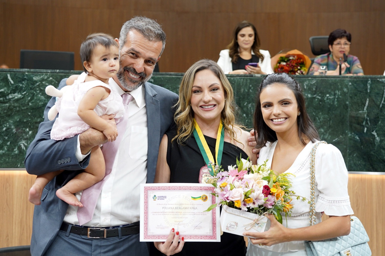 Renato de Castro homenageia Gislene Fonseca e Poliana Bergamo em sessão solene