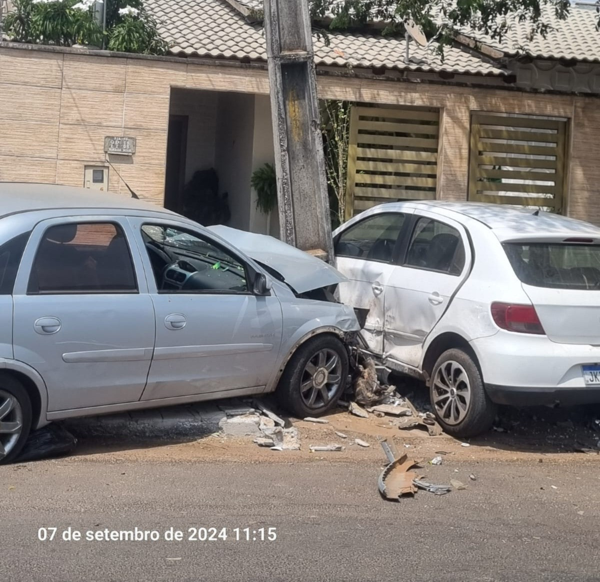 Carro bate em poste de energia no bairro Dona Fiíca e atinge outro veículo