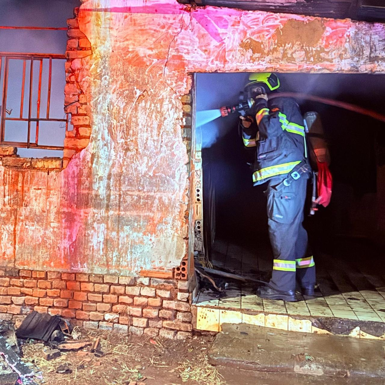 Bombeiros controlam incêndio em residência no Bairro Dona Fiica, em Goianésia