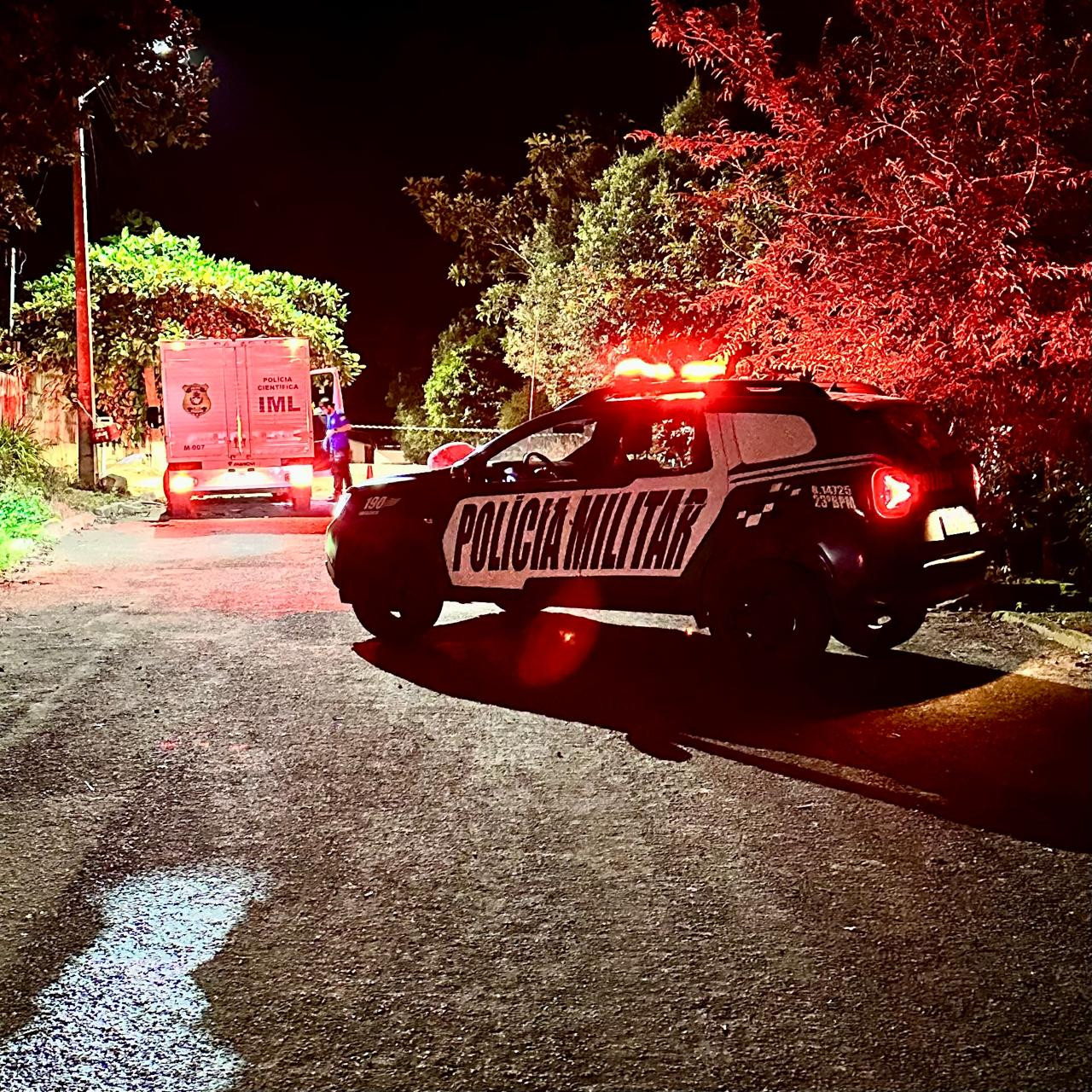 Urgente: Jovem é morto no Jardim Esperança com golpes de faca e disparos de arma de fogo