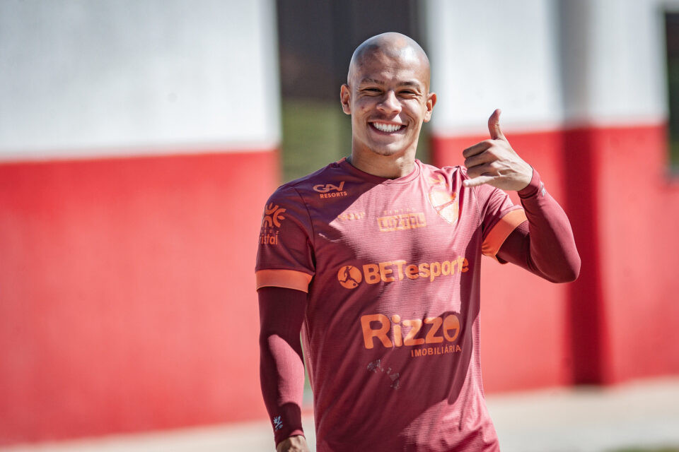 Luizinho Lopes tem dúvida no meio-campo antes de jogo que pode valer a liderança para o Vila Nova