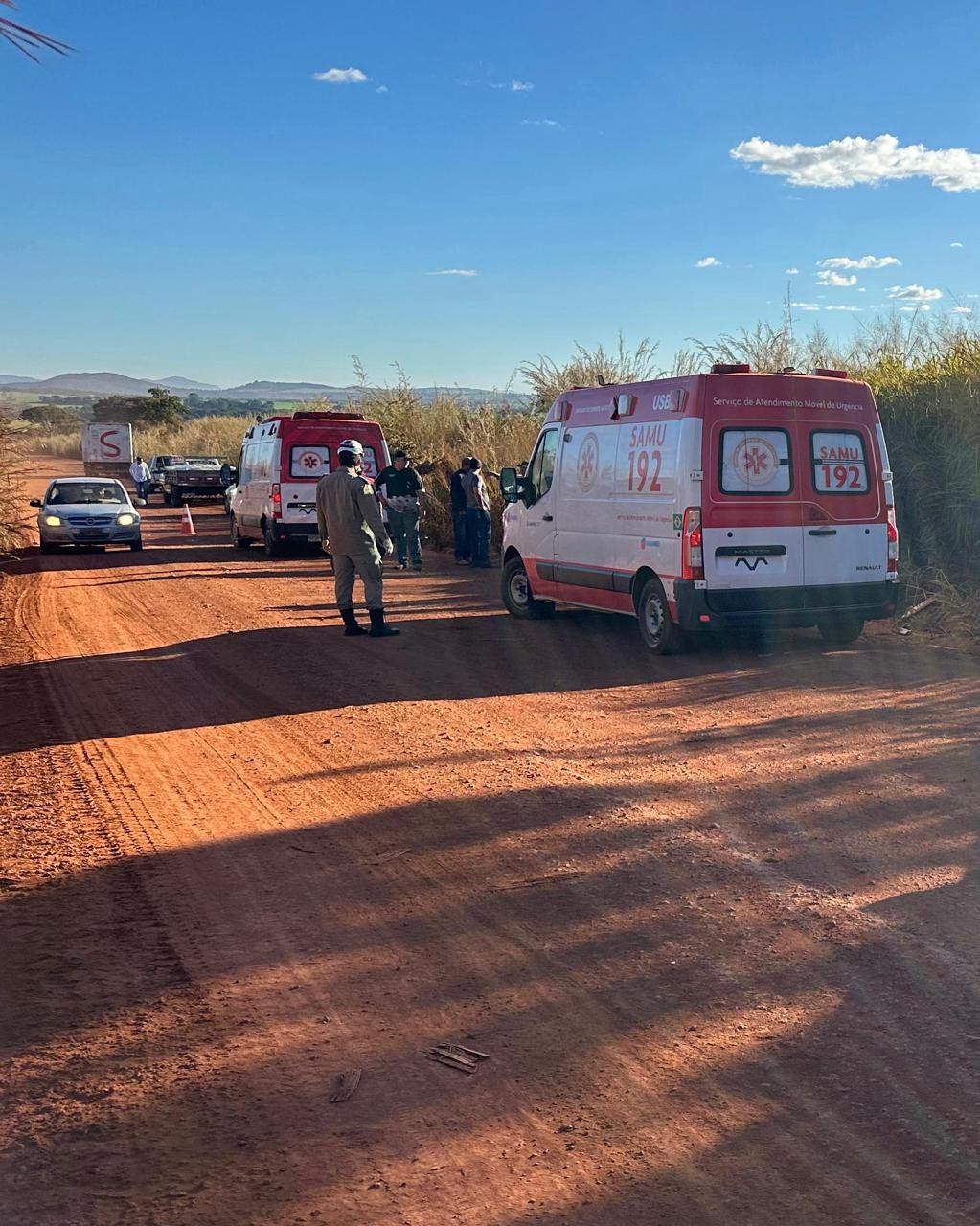Carro capota na zona rural de Santa Rita do Novo Destino e três pessoas ficam feridas
