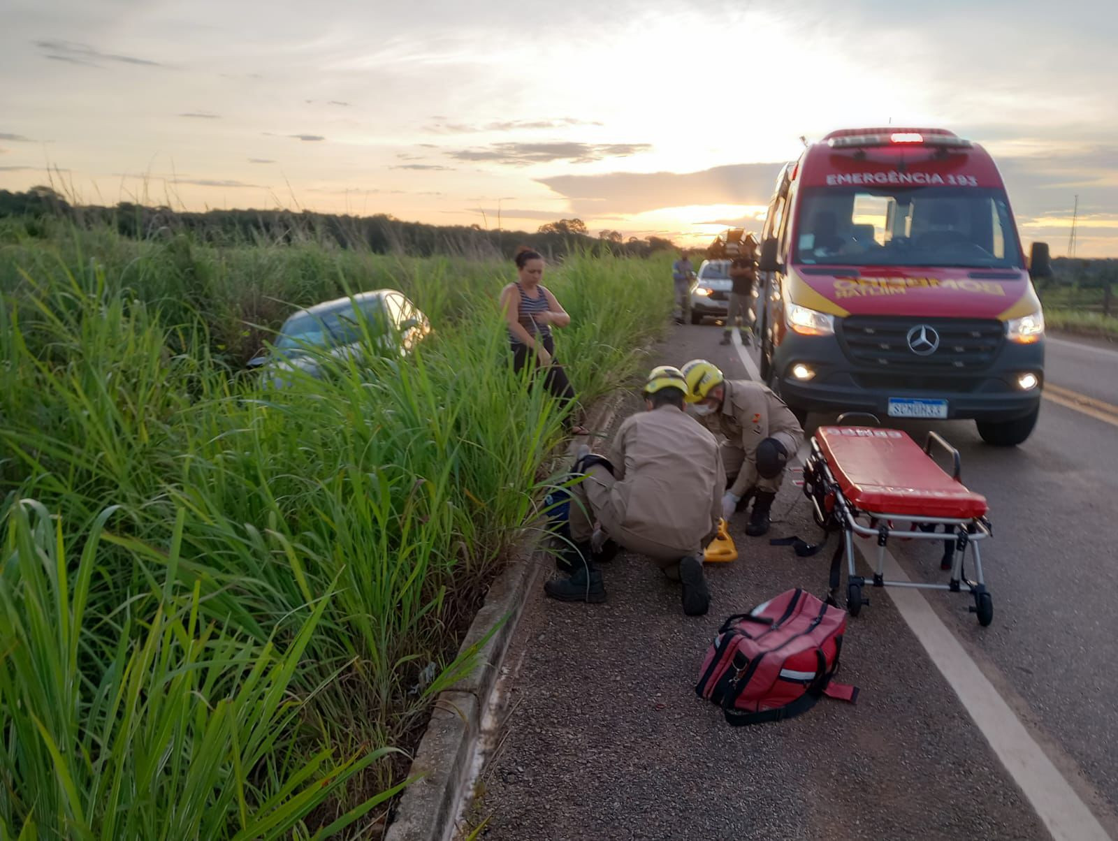 Carro sai da pista entre Goianésia e Cafelândia e vítima é socorrida pelos bombeiros