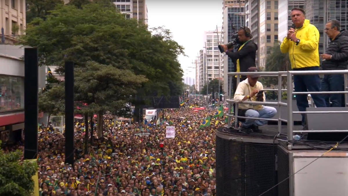 Bolsonaro abraça mãe de condenada e pede anistia de 8 de janeiro em ato na Paulista