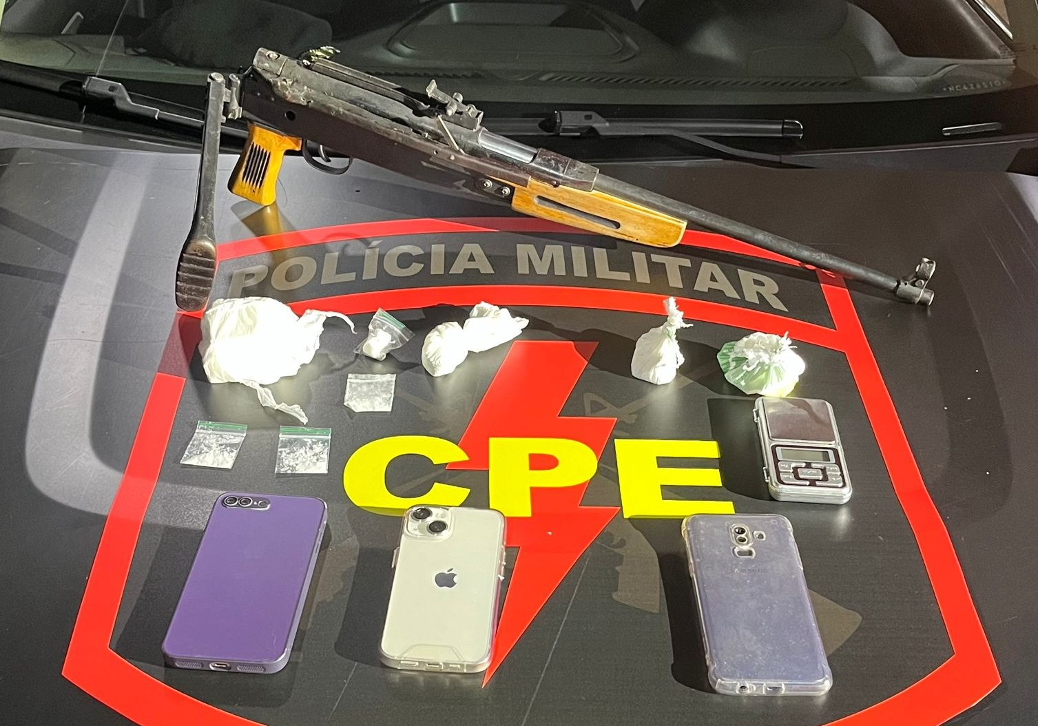 CPE de Goianésia prende mais um traficante de drogas e apreende rifle e cocaína