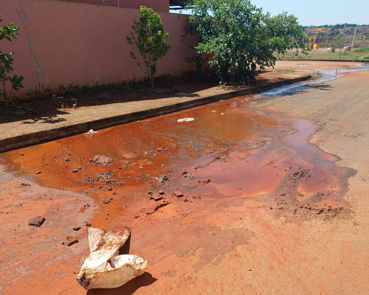 Água vaza a céu aberto há três dias no Residencial Ipê; moradores reclamam descaso
