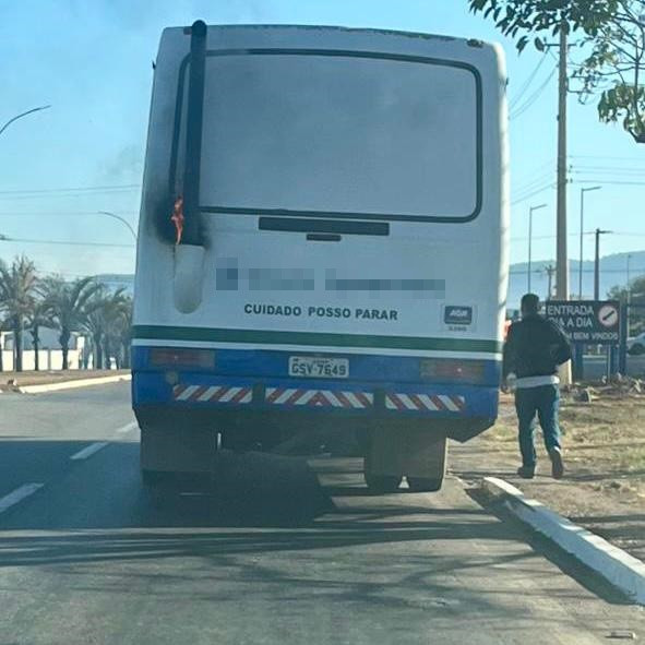 Motorista de ônibus impede incêndio em veículo na entrada de Goianésia