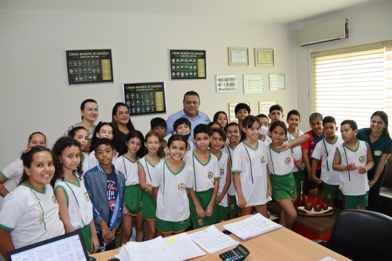 Estudantes de escola municipal visitam Câmara Municipal de Goianésia