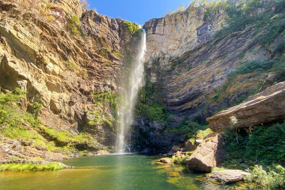 Cachoeira no Parque Nacional da Chapada dos Veadeiros é reaberta após incêndio debelado