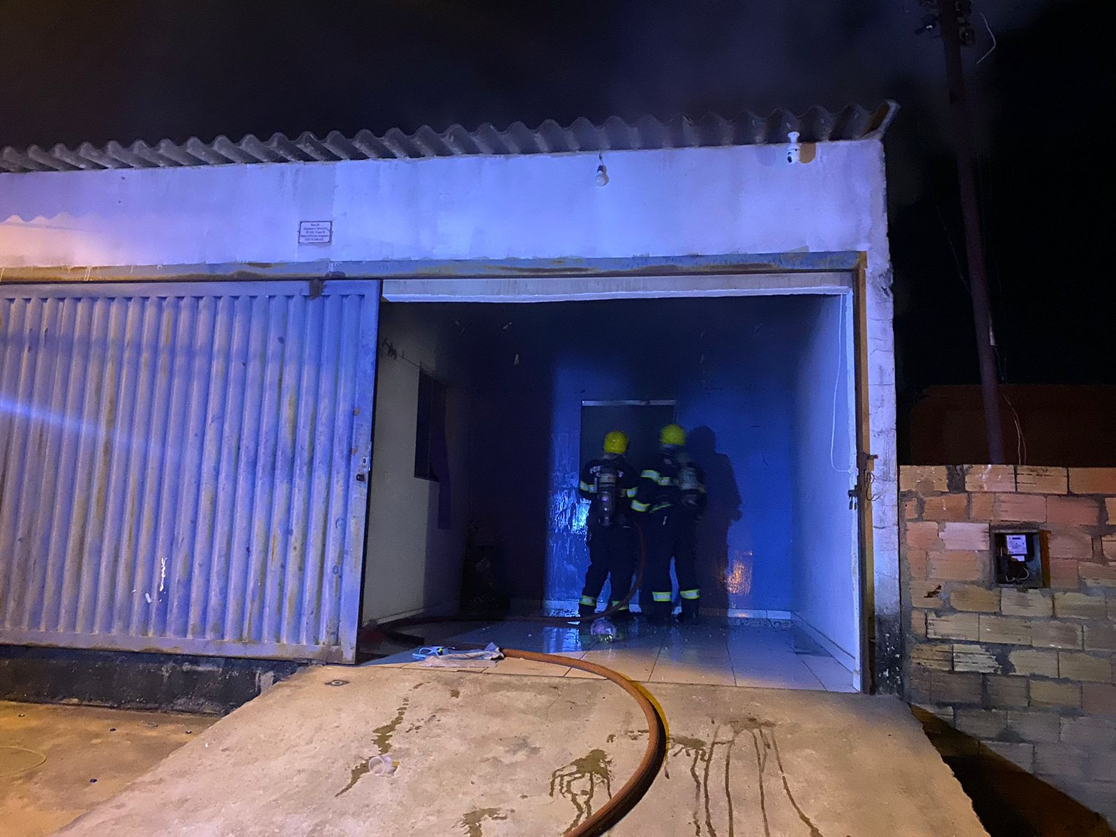 Casa pega fogo no bairro Parque Araguaia e bombeiros são acionados para combater o fogo