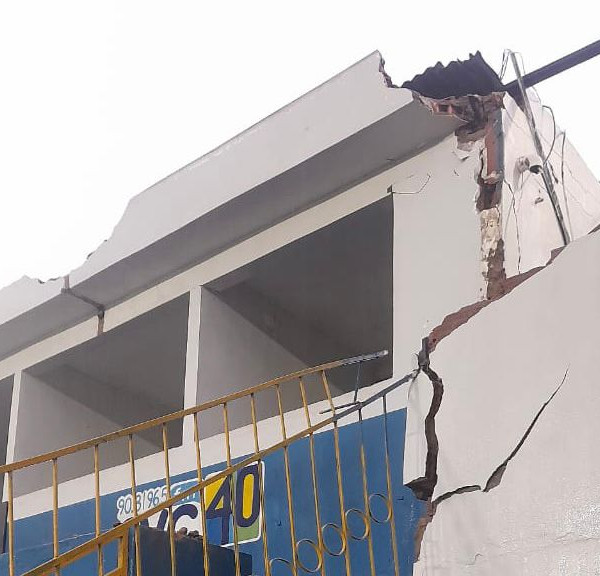 Ventos fortes arrancam telhado do estádio e ainda destroem prédio comercial no setor sul 