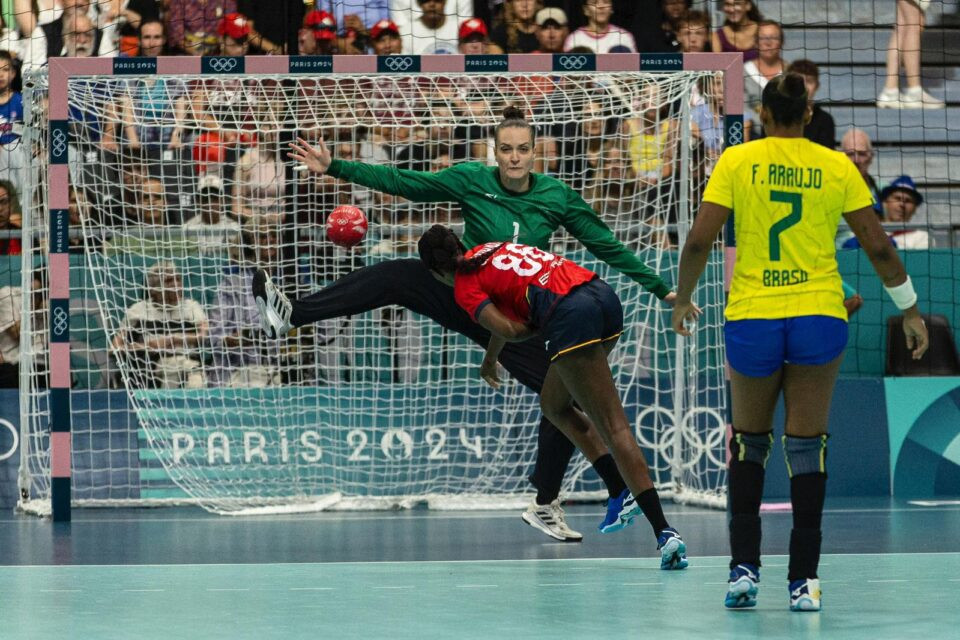Goleira garante vitória do Brasil contra a Espanha na estreia no handebol em Paris 2024