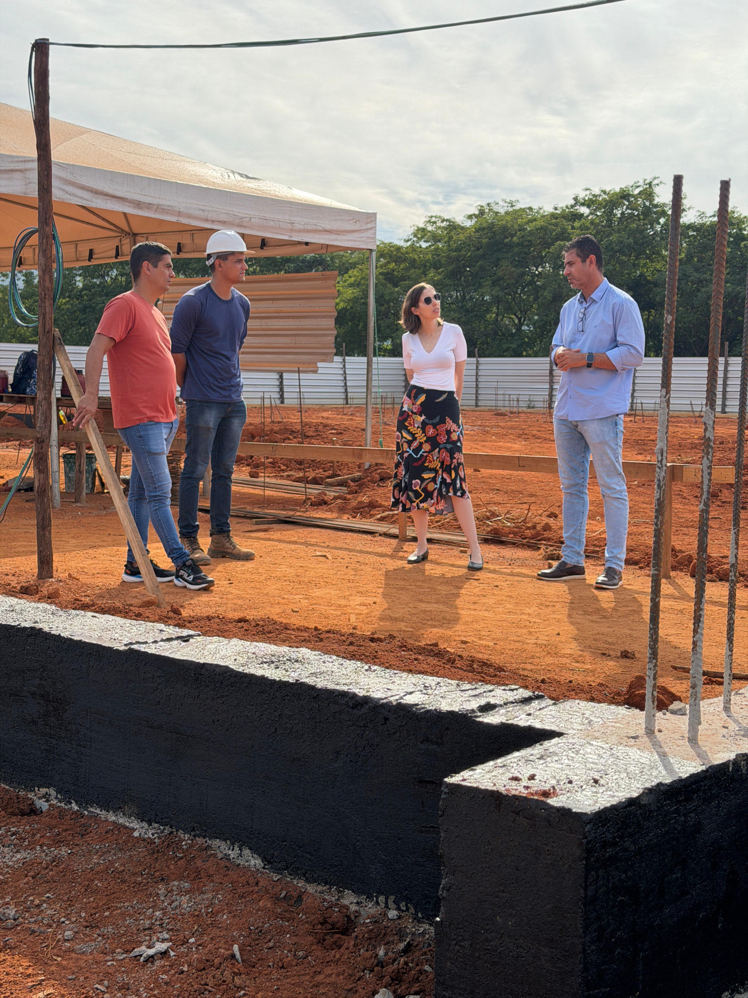 Luciana Naves acompanha avanço de obras em Goianésia durante agenda nesta terça-feira