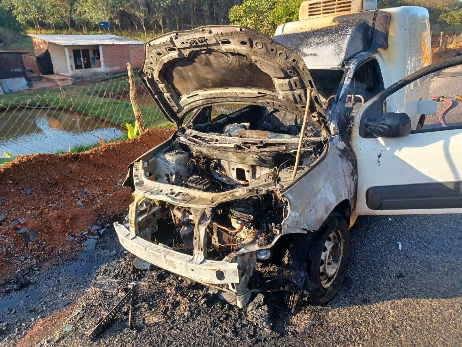 Corpo de Bombeiros são acionados para ocorrência de fogo em veículo