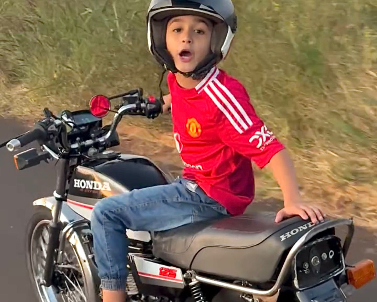 Influenciador mirim é filmado empinando moto e vídeo viraliza nas redes