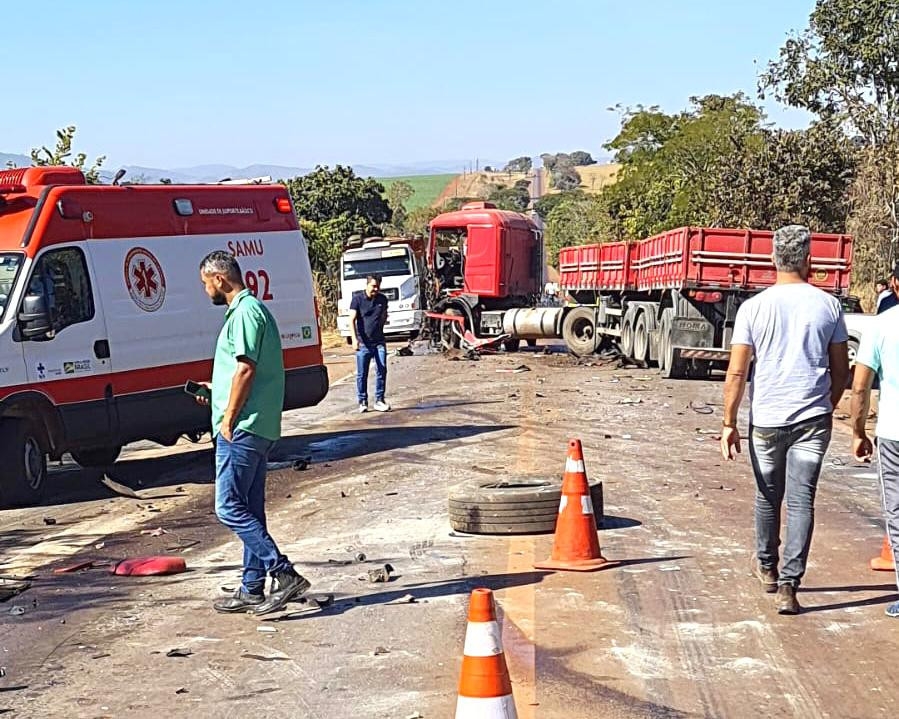 Carretas e veículos de passeio se envolvem em acidente na BR-080 próximo à cidade de Barro Alto