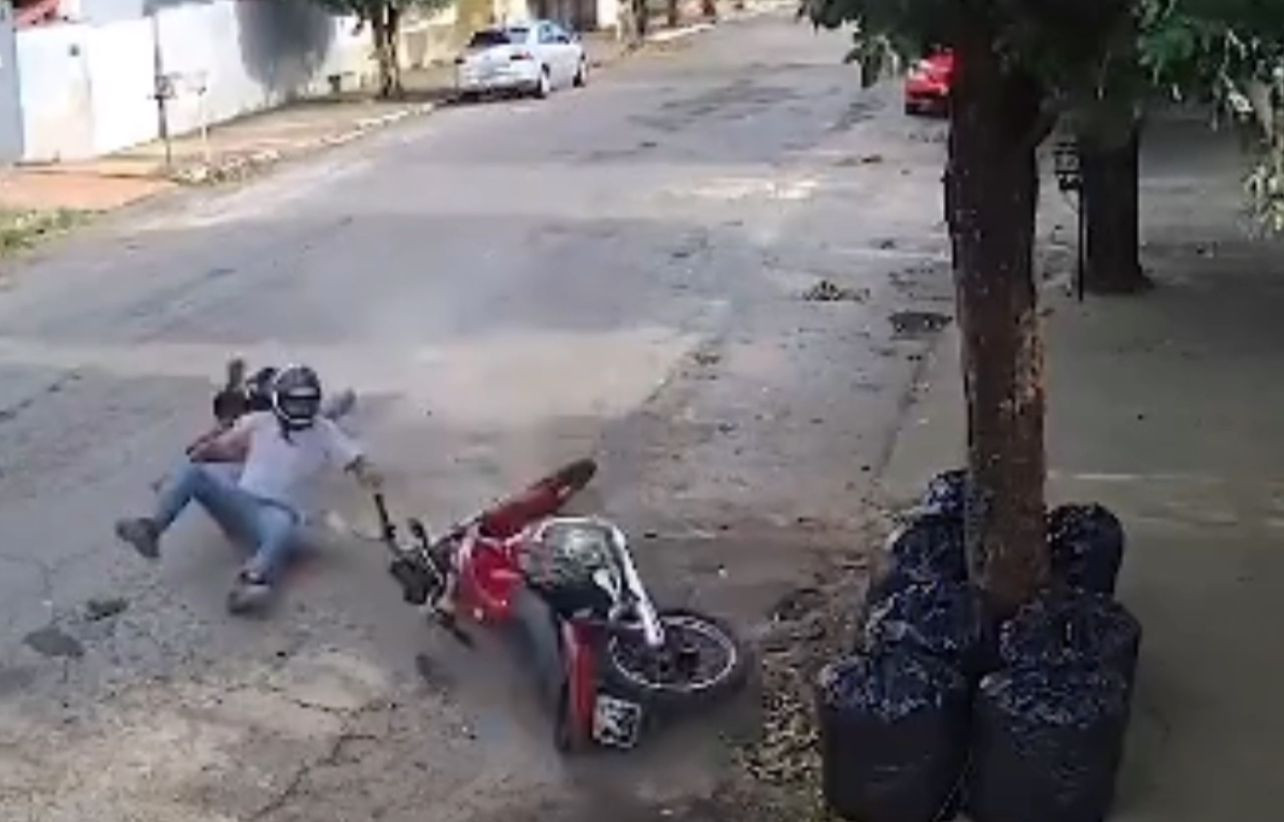 Motoqueiro cai com o garupa depois de empinar a moto em rua de Goianésia