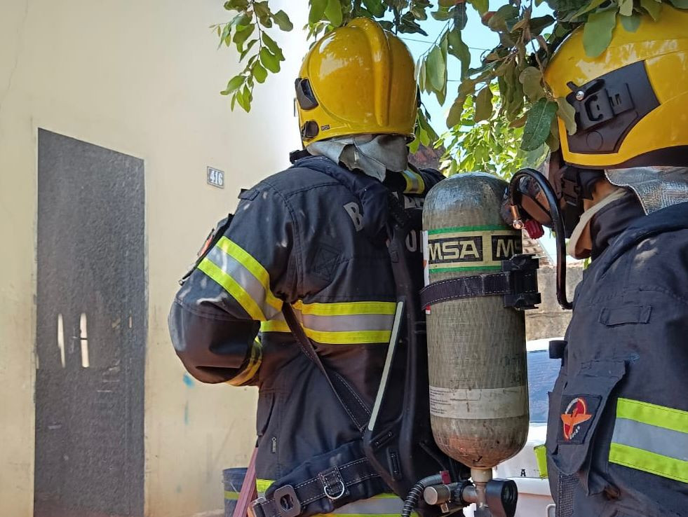 Bombeiros de Goianésia atendem ocorrência de incêndio em casa no Setor Oeste 