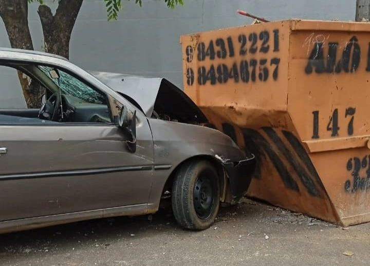 Casal fica ferido depois de colisão de veículo em contêiner de resíduos no bairro Muniz Falcão