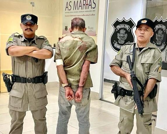 Homem é preso depois de esfaquear dono de bar e filho em Vila Propício