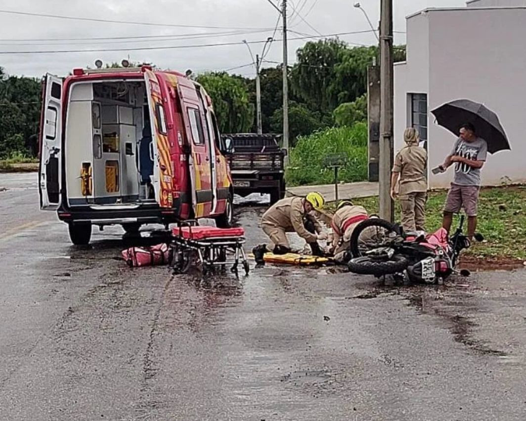 Motociclista fica ferido após se envolver em acidente com caminhonete no Parque das Palmeiras