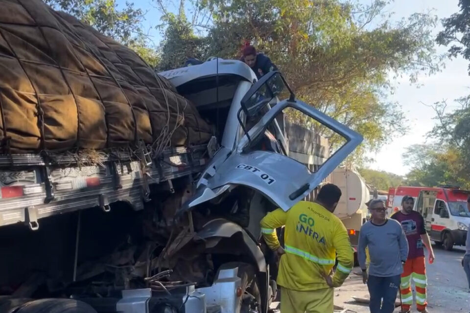 Engavetamento com sete veículos deixa feridos na GO-070, em Goiás