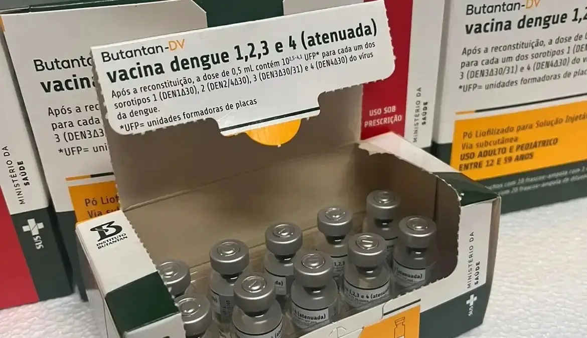 Saúde mantém vacina contra dengue para crianças após suspensão de doses para profissionais em Goiás